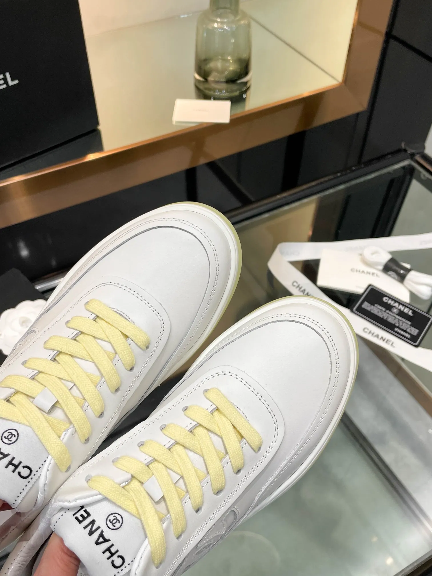 👟👟Ex-factory price 520👟👟Chanel Chanel 25SF latest model full leather panda color white shoes casual sports shoes skateboard shoes original purchase and development production Xiaoxiang C Home Another super popular item in the counter, loved by Internet celebrity bloggers and sisters, and various praises on social platforms. It is very popular, has a high texture, is breathable and super spring and summer. Seeing this issue always arouses the inner desire of girls for fashion. The latest suede material, classic black and white color, full of fashionable feeling on the feet, easy to care for. Fabric: Original customized imported cowhide material. Lining: Customized soft sheepskin lining. Sole: Original molded TPU non-slip outsole. Bottom thickness: 2.5CM. Size: Women's size 35-40 (custom-made sizes 40 are non-refundable)